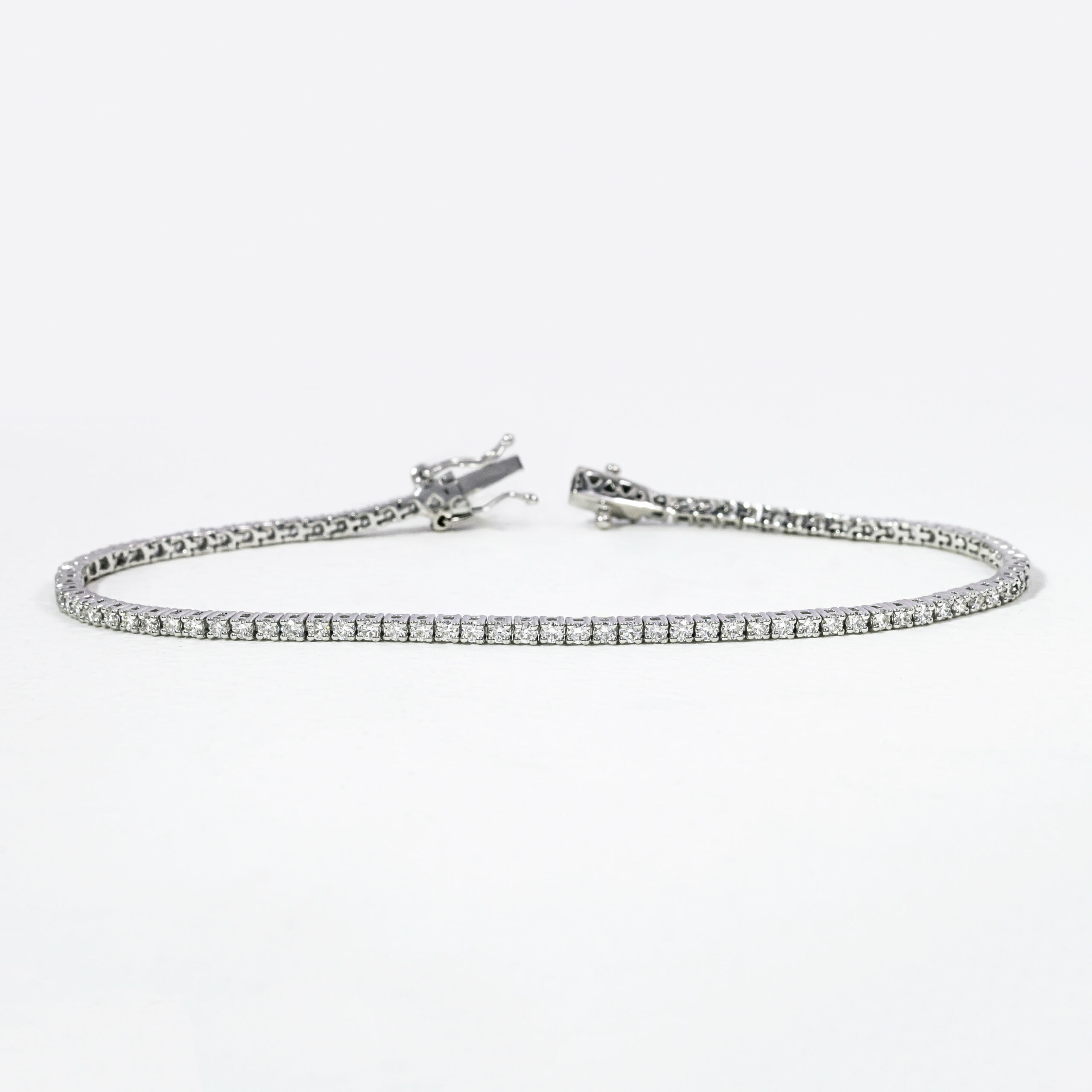 round diamond bracelet in gold with diamonds